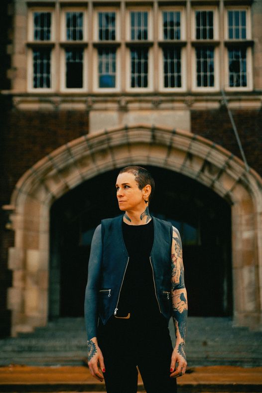 H LAURA JANE GRACE ΕΡΧΕΤΑΙ ΣΤΗ ΣΤΕΓΗ