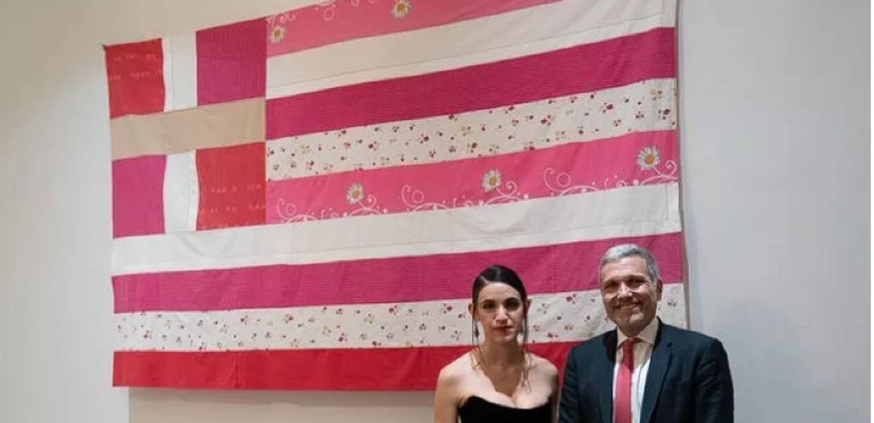 Η απάντηση του Έλληνα γενικού προξένου για την “ροζ σημαία”: Συνάδει με τη σύγχρονη Ελλάδα