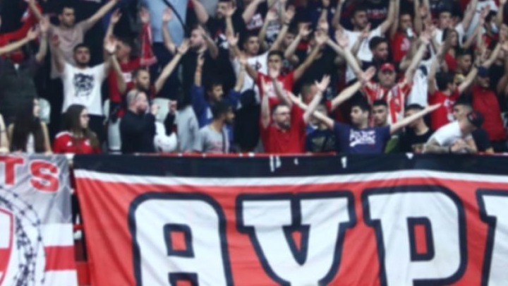 Βόλεϊ: Σοβαρά επεισόδια στο Ολυμπιακός-Παναθηναϊκός – Ναυτική φωτοβολίδα καρφώθηκε σε πόδι αστυνομικού