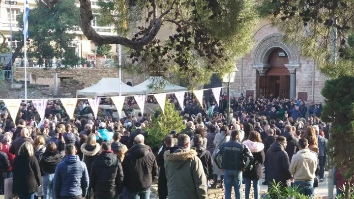 Πλήθος κόσμου αποχαιρετά τον Βασίλη Καρρά