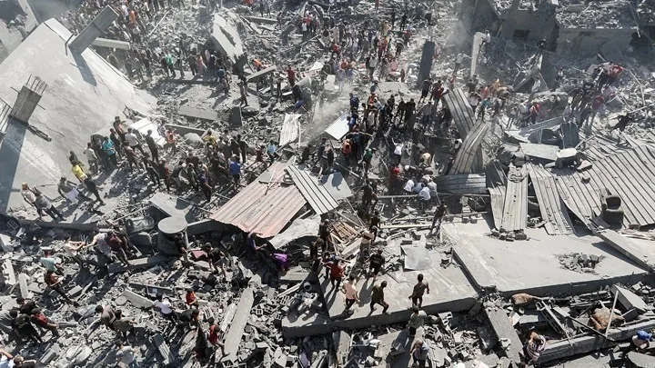 Οι Παλαιστίνιοι ψάχνουν θύματα στα συντρίμμια της Γάζας, το Ισραήλ μετράει κόστη