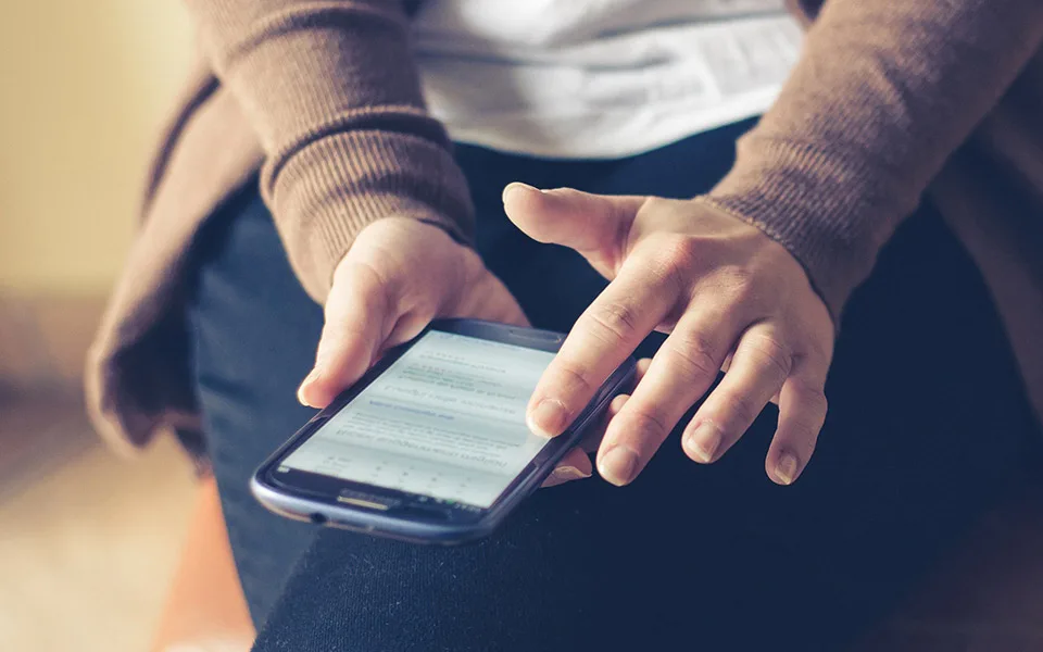 Η μάχη κατά των smartphones στις σχολικές αίθουσες: Απαγόρευση ή αναγκαία προσαρμογή;