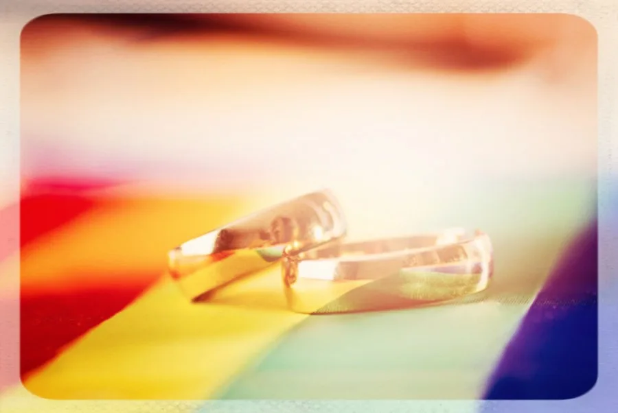 Ομόφυλα ζευγάρια: Την Τετάρτη οι δηλώσεις Μητσοτάκη – Τι ισχύει για το γάμο και…