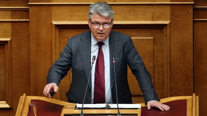 Την απόφαση της Διαρκούς Ιεράς Συνόδου ανέγνωσε ο πρόεδρος της Νίκης – Αντίδραση από το ΠΑΣΟΚ