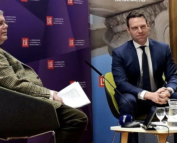 Τι μάθαμε από την συνομιλία του Κασσελάκη με τον Κέβιν Φέδερστοουν…