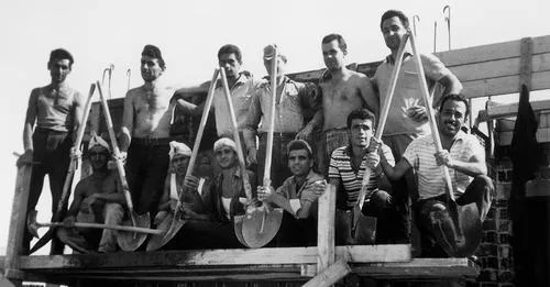 Συνάδελφοι ηρωικοί οικοδόμοι