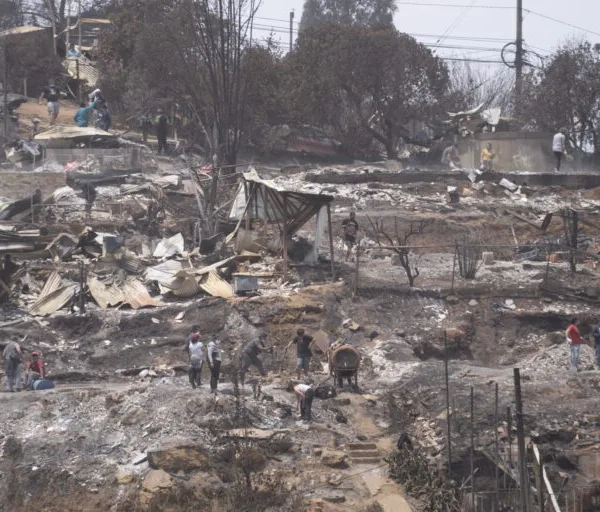 Χιλή: Οι πυροσβέστες ανασύρουν πτώματα από τα αποκαΐδια των σπιτιών – Αυξάνεται ο απολογισμός των νεκρών