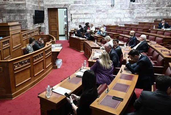 Άδεια τα έδρανα της ΝΔ στη συζήτηση για την ισότητα στον γάμο