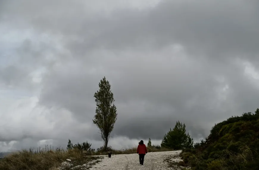 Καιρός Χριστουγέννων: Βροχές, καταιγίδες και τοπικές χιονοπτώσεις στο τριήμερο 24–26 Δεκεμβρίου