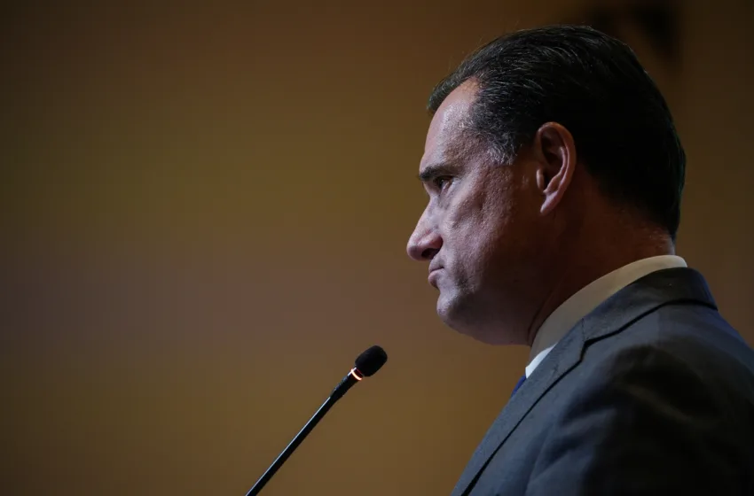Στροφή Γεωργιάδη μετά τις αντιδράσεις: Ρύθμιση να μην υπερβαίνει τα 3 ευρώ η επιβάρυνση στα φάρμακα