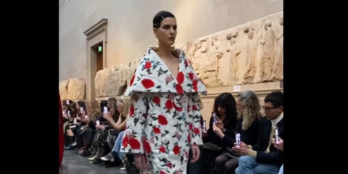 Σάλος με την επίδειξη μόδας μπροστά από τα Γλυπτά του Παρθενώνα