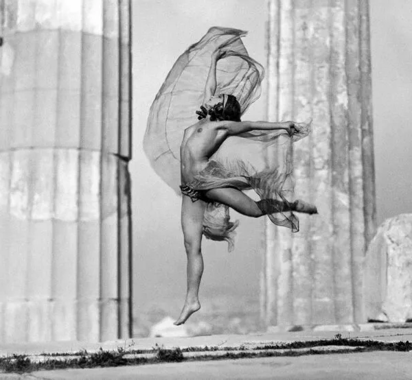 Το φωτογραφικό βλέμμα της θρυλικής «Nelly’s» σε μια έκθεση στο MOMus- Μουσείο&hellip;