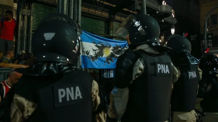 Συγκρούσεις στο Μπουένος Άιρες καθώς το Κογκρέσο συζητά τις οικονομικές μεταρρυθμίσεις της&hellip;