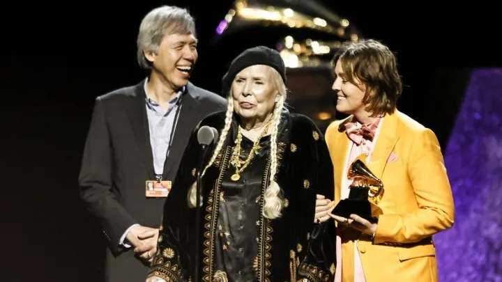 Η Τζόνι Μίτσελ για πρώτη φορά στη σκηνή των Grammy