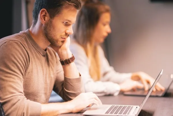 Οι Ευρωπαίοι πέρασαν 175 ώρες, κατά μέσο όρο, χρησιμοποιώντας Τεχνητή Νοημοσύνη το 2023