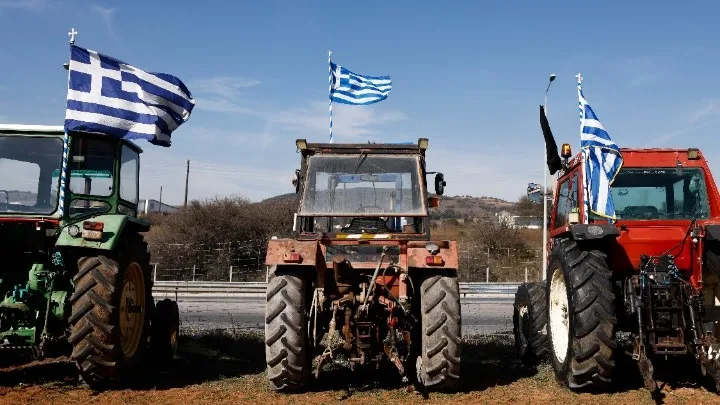 Αγρότες απέκλεισαν το Τελωνείο Καστοριάς και το κτίριο της Περιφέρειας Δυτ. Μακεδονίας&hellip;