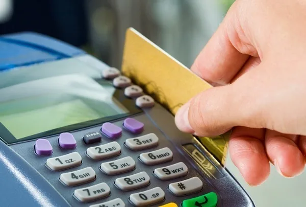 Κάρτες: Κάτω από 1% η συνολική επιβάρυνση για συναλλαγές έως 10 ευρώ 
