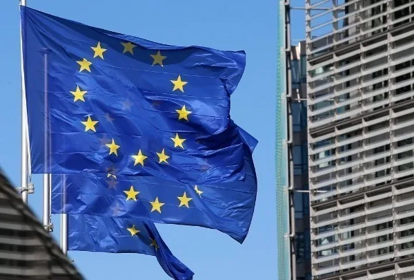 Πρόταση της Κομισιόν οι δεσμευμένες ρωσικές περιουσίες να χρηματοδοτήσουν τον στρατιωτικό εξοπλισμό της Ουκρανίας