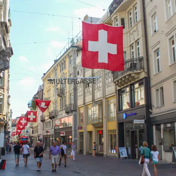 Ελβετία: Η πρώτη ισχυρή οικονομία που μειώνει τα επιτόκια