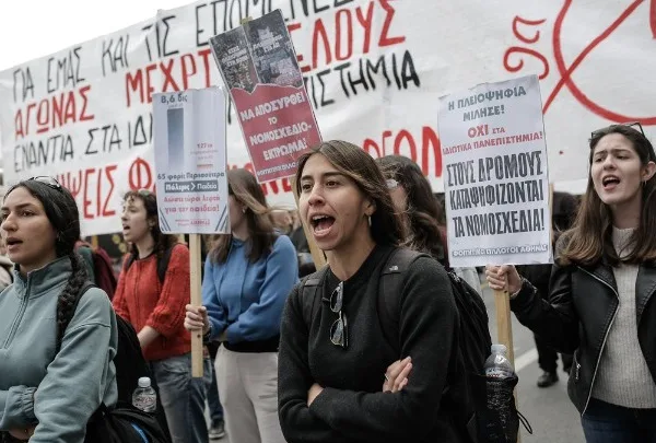 Σε εξέλιξη το πανελλαδικό πανεκπαιδευτικό συλλαλητήριο στο κέντρο της Αθήνας