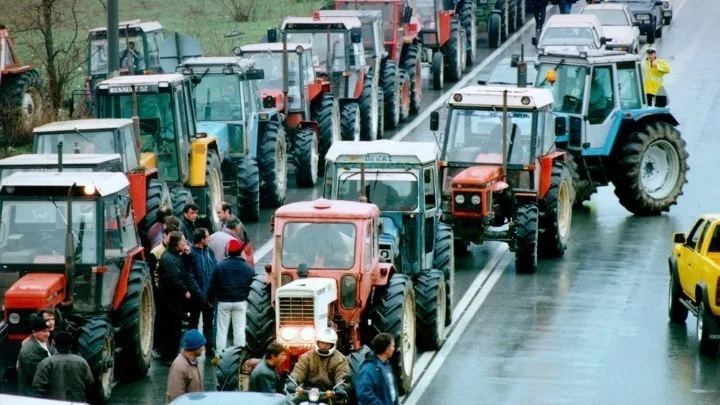 Αγροτικά μπλόκα σε όλη τη χώρα: Κλιμάκωση αποκλεισμών – Επιστρέφεται «τελεσίγραφο» στην κυβέρνηση