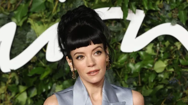 Η Λίλι Άλεν για τη διαφορά στη βρετανική και αμερικανική κουλτούρα