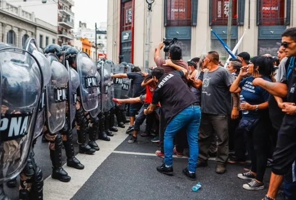 Αργεντινή: Συγκρούσεις αστυνομικών – διαδηλωτών την παραμονή των 100 ημερών της προεδρίας Μιλέι