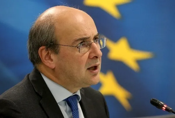 Χατζηδάκης στο Reuters: Έως το τέλος έτους η αποεπένδυση στις τράπεζες 