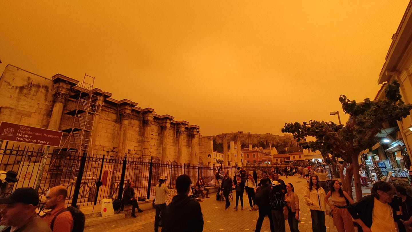 Αφρικανική σκόνη: Απόκοσμες εικόνες στην Αθήνα – Φεύγει  από το μεσημέρι και μετά