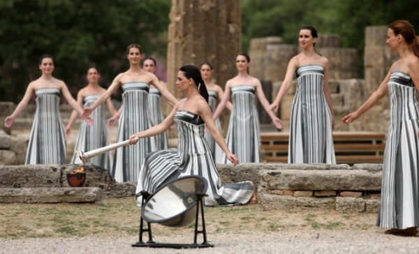 Δεν άναψε η Ολυμπιακή Φλόγα – Με… εφεδρική ξεκίνησε το ταξίδι προς&hellip;
