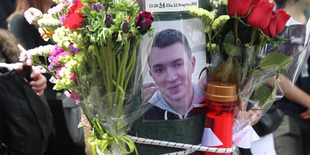 Την ενοχή του αστυνομικού οδηγού της Ντόρας Μπακογιάννη για το θάνατο του Ιάσονα…