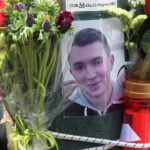 Την ενοχή του αστυνομικού οδηγού της Ντόρας Μπακογιάννη για το θάνατο του Ιάσονα προτείνει ο εισαγγελέας