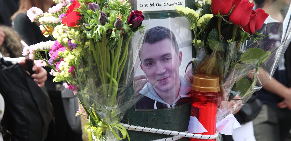 Την ενοχή του αστυνομικού οδηγού της Ντόρας Μπακογιάννη για το θάνατο του Ιάσονα προτείνει ο εισαγγελέας