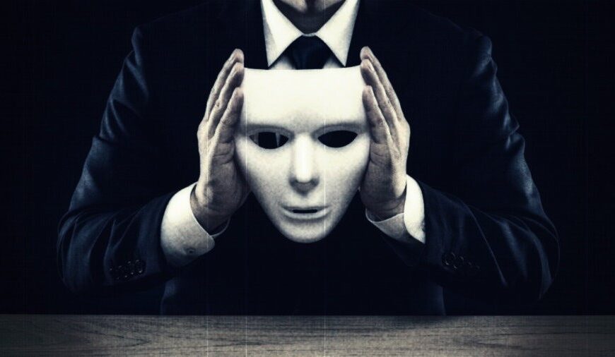 Σαν κάτω από ένα προσωπείο…