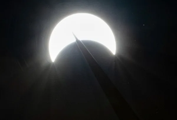 ΗΠΑ: Εκατομμύρια άνθρωποι παρακολούθησαν την ολική έκλειψη Ηλίου