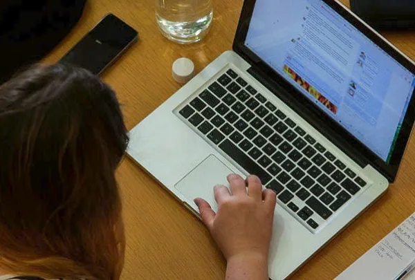 Το 49% των εφήβων έχει βιώσει βία στο διαδίκτυο