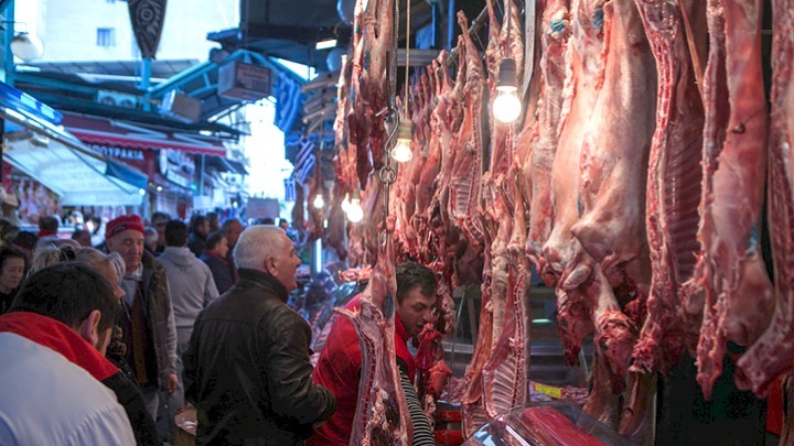 Σε αναβρασμό κρεοπώλες, κτηνοτρόφοι και καταναλωτές για την τιμή του οβελία – «Πυρά» κατά Σκρέκα