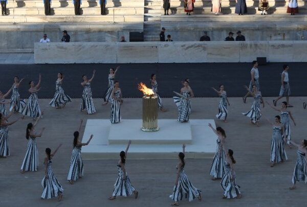 Παραδόθηκε η Ολυμπιακή Φλόγα στους Γάλλους