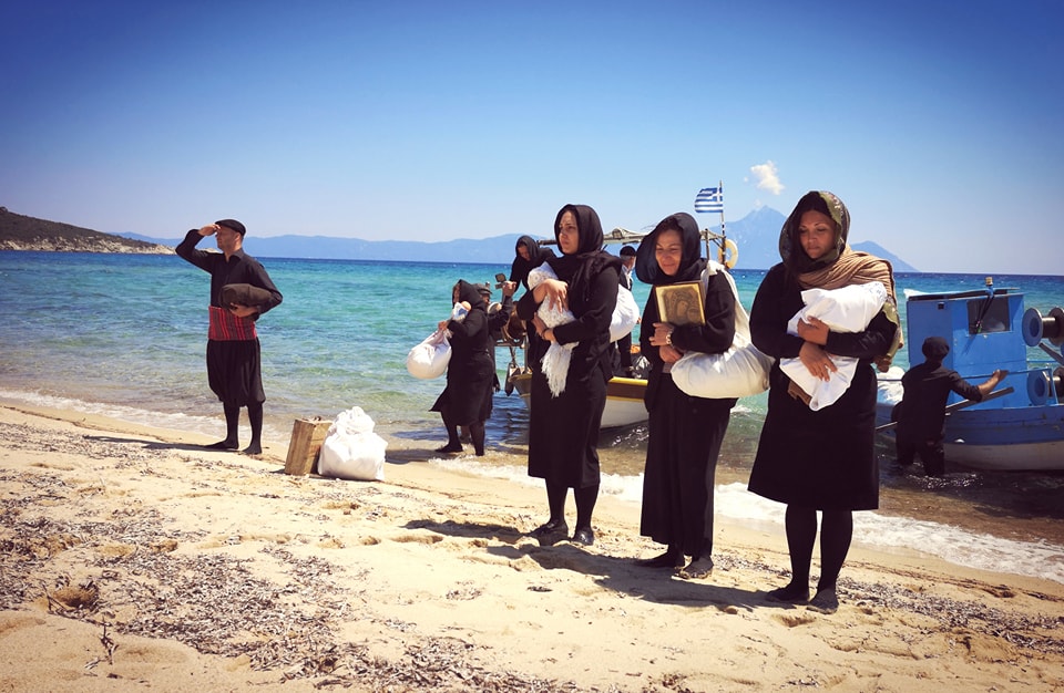 Πρόσφυγες για μία ημέρα – Οι κάτοικοι της Αφησιάς μπήκαν στα θαλασσοδαρμένα καΐκια και αναβίωσαν τον ξεριζωμό