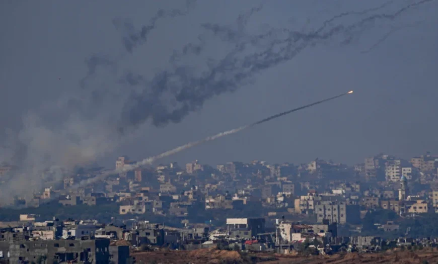 Η ένοπλη πτέρυγα της Χαμάς λέει ότι εξαπέλυσε “μεγάλη πυραυλική” επίθεση στο Τελ Αβίβ