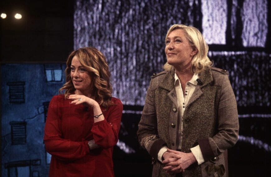 Λεπέν και Μελόνι ενώνουν δυνάμεις με στόχο να γίνουν δεύτερη μεγαλύτερη ομάδα στο Ευρωκοινοβούλιο 