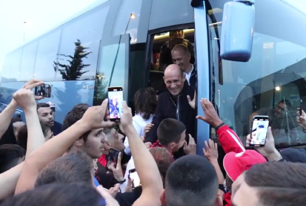 Αποθέωση στο αεροδρόμιο για τους θριαμβευτές της Βαρκελώνης