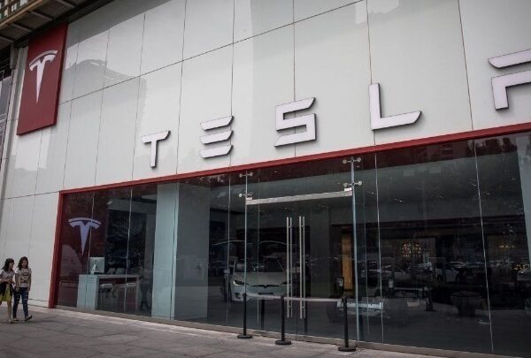 Tesla: «Βυθίζεται» η μετοχή της εταιρείας – Σε χαμηλά επίπεδα οι παραδόσεις&hellip;