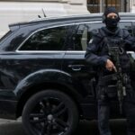 Δύο αστυνομικοί τραυματίστηκαν σοβαρά από σφαίρες στο Παρίσι