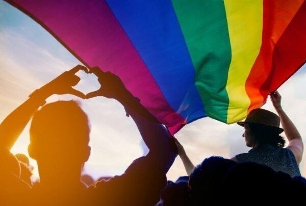 Ιστορική απόφαση-σταθμός: Συνταγματικός ο γάμος και η υιοθεσία για ομόφυλα ζευγάρια