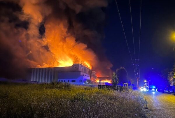 Λαμία: Κάηκε το εργοστάσιο που εμπλέκεται με τα σχολικά γεύματα που οδήγησαν&hellip;