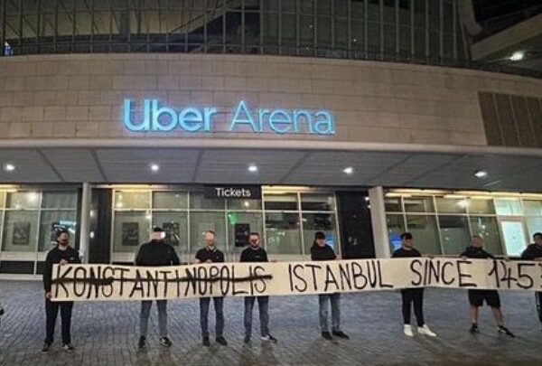 Προκλητικά πανό Τούρκων οπαδών έξω από την Uber Arena