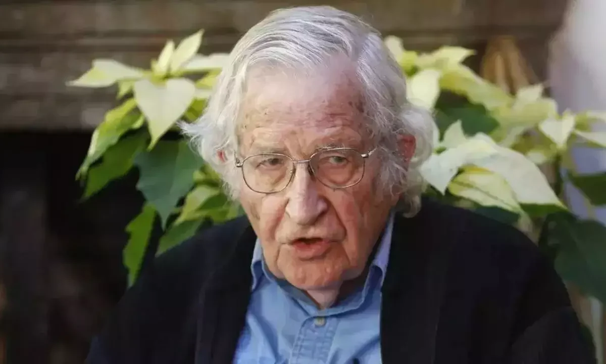 Διαψεύδεται η είδηση του θανάτου του Νόαμ Τσόμσκι από τη σύζυγό του Βαλέρια –&hellip;