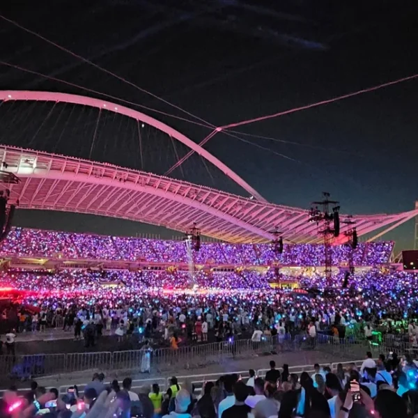 Coldplay: Φαντασμαγορικό σόου μπροστά σε 60.000 κόσμο