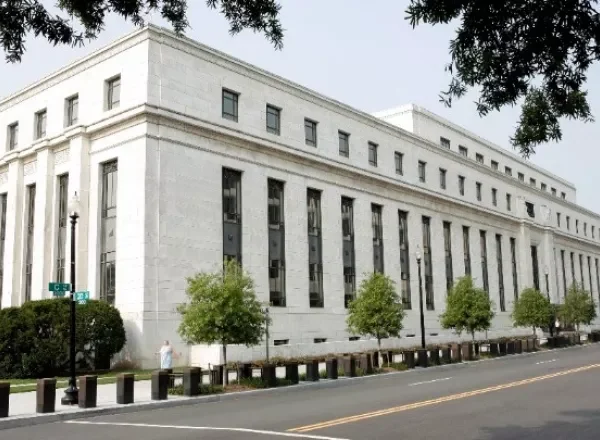 Fed: Δεν μειώνει τα επιτόκια καθώς ο πληθωρισμός επιμένει στις ΗΠΑ